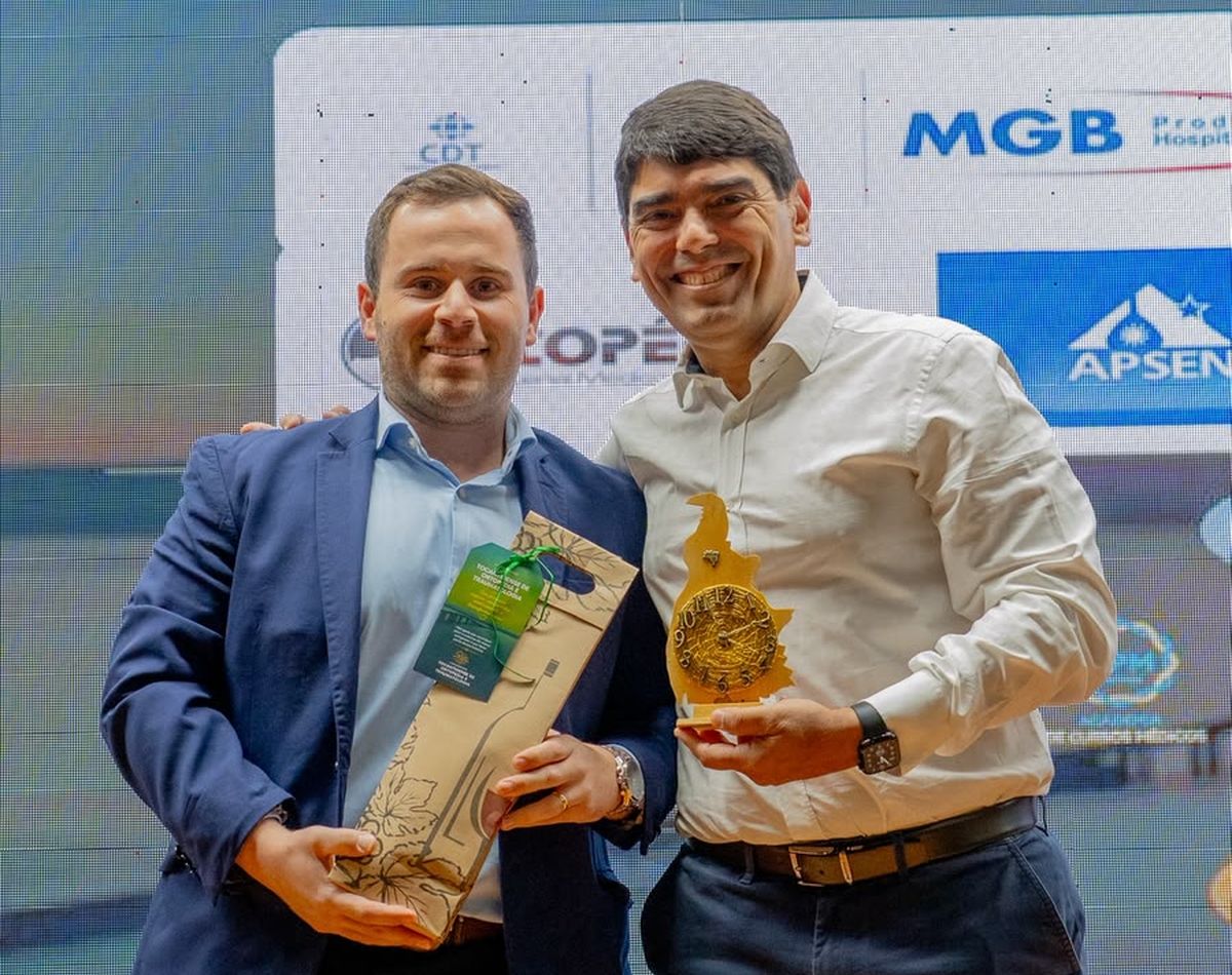 Dr. João Protásio recebendo homenagem no palco do I Congresso Tocantinense de Ortopedia e Traumatologia, Palmas, maio de 2026